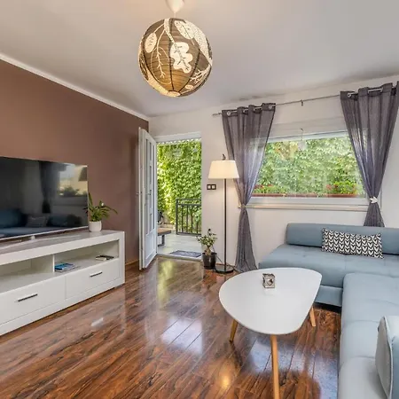 2 Bedroom Awesome In Apartment
